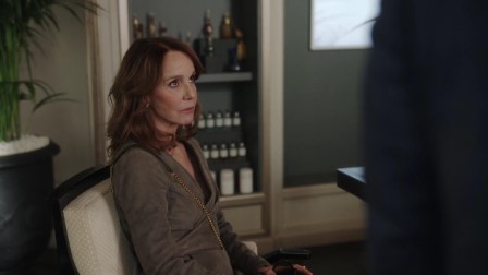 Emily Párizsban 4. évad 01. rész