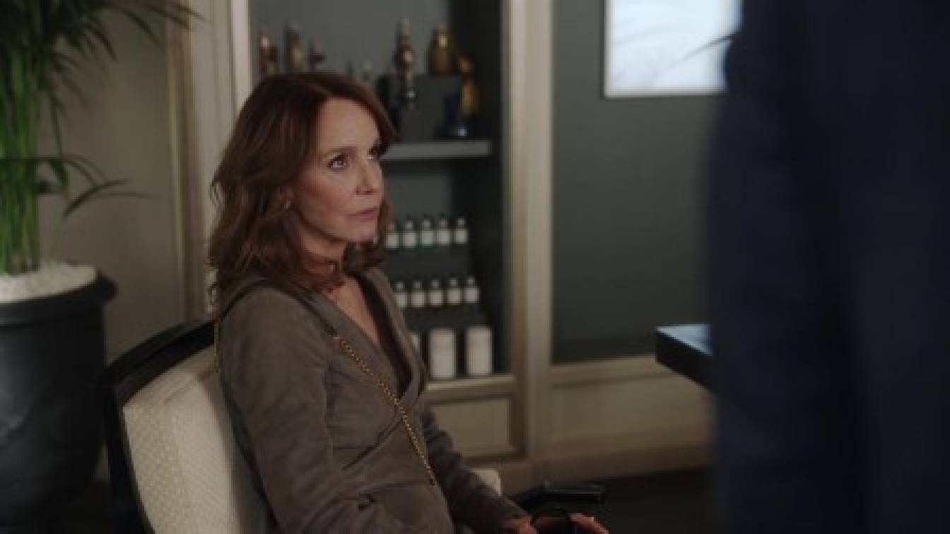 Emily Párizsban 4. évad 01. rész